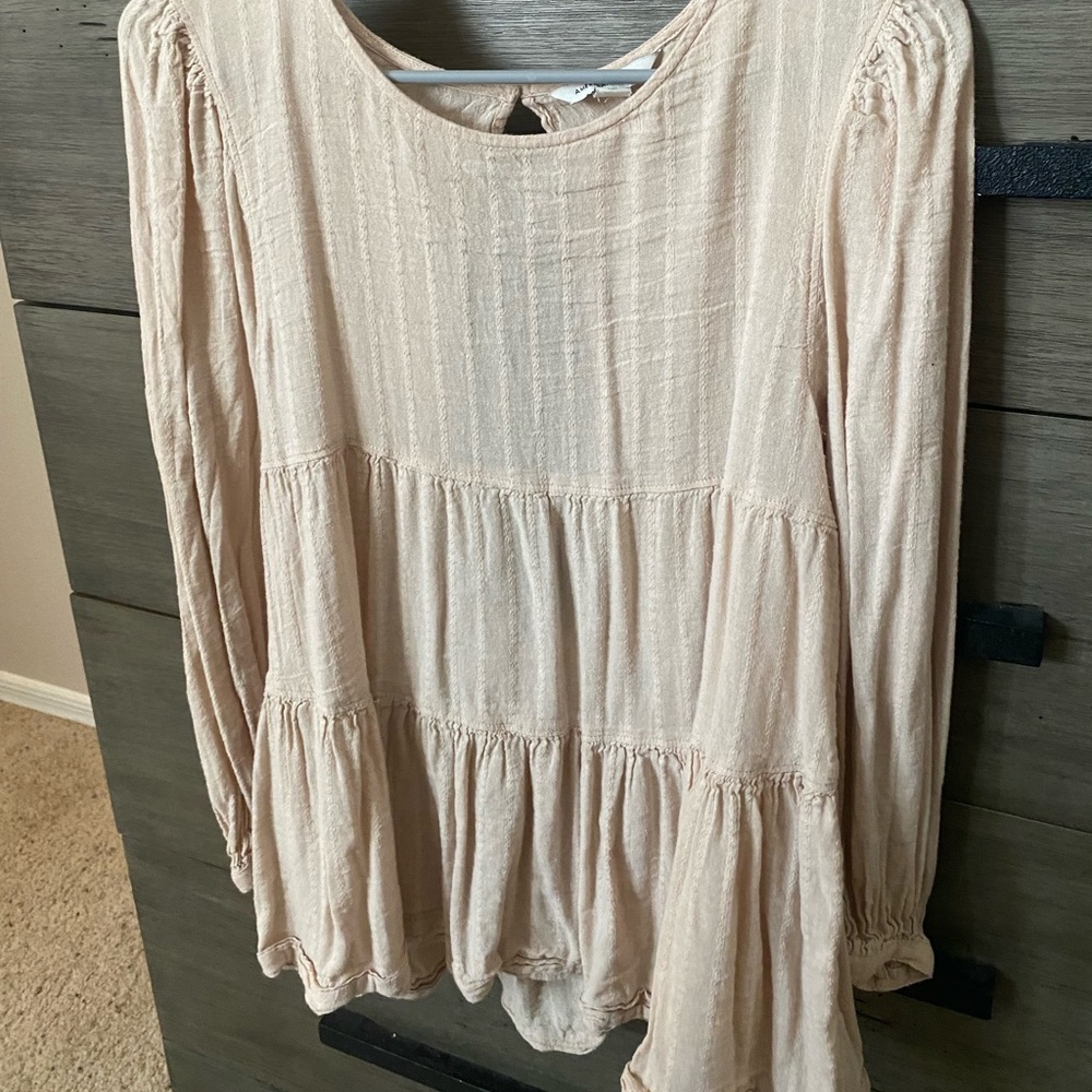 Shirt with open back; cream/tan color
